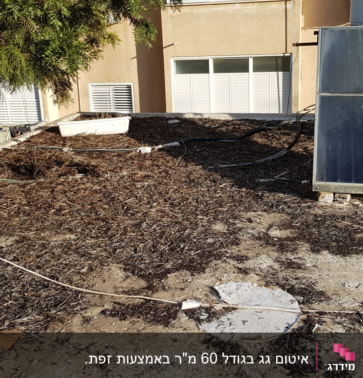 גג עם צינורות ואיטום בטון עגול